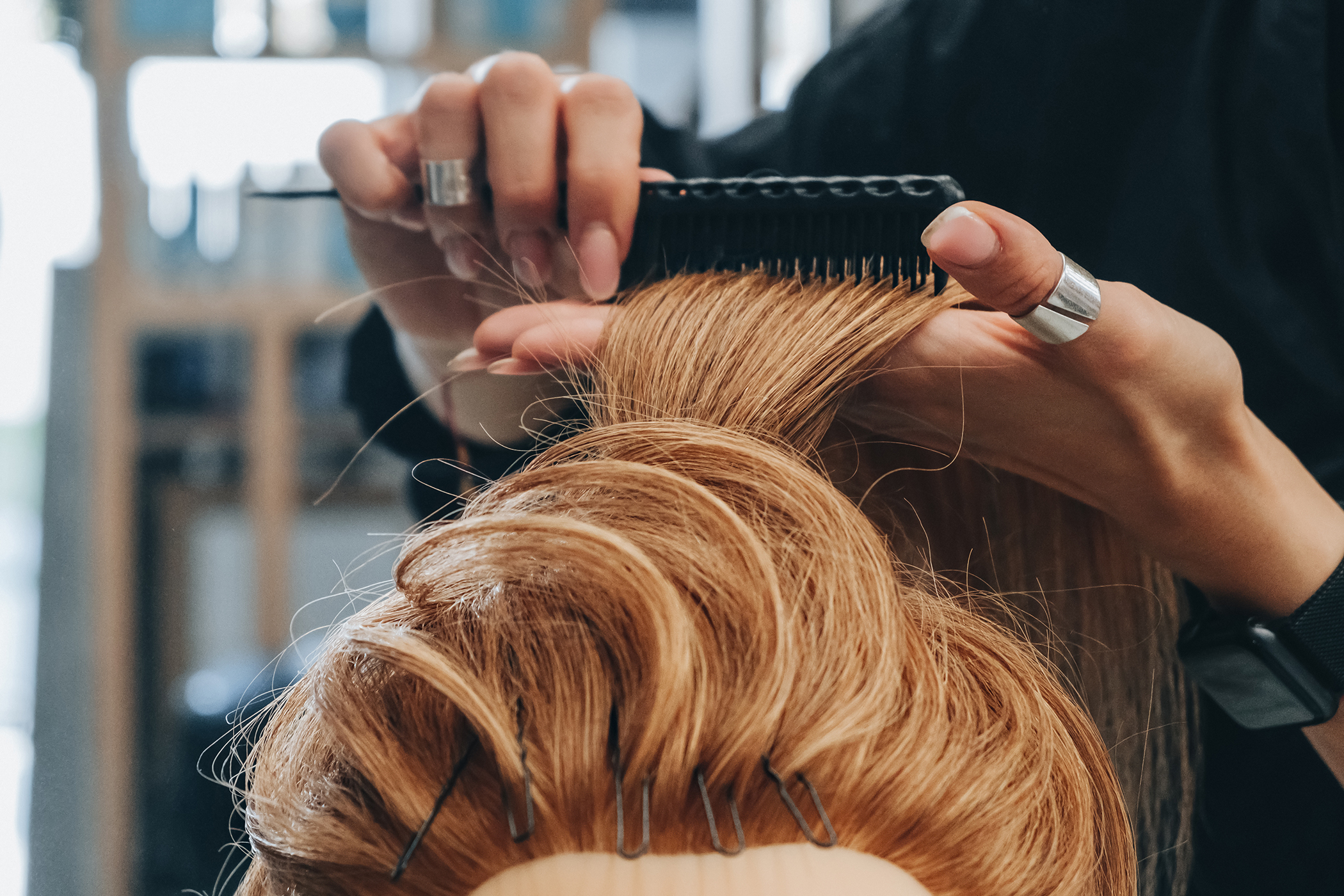 Mannequin training head for hair styling